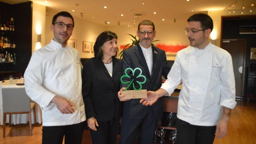 Salvador Jordà i Elena Giró amb els seus fills Joan i Màrius amb la nova Estrella Verda de Michelin que complementa la Vermella. | SANTI COLL