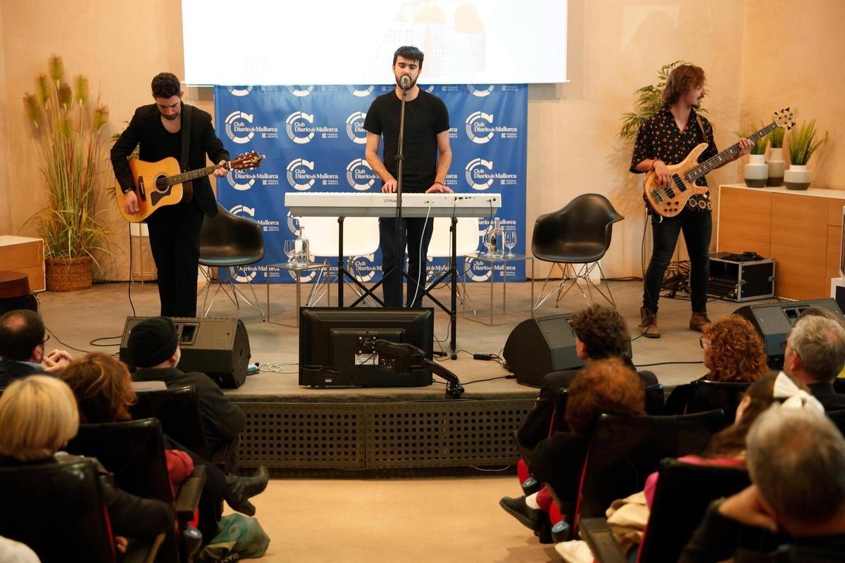 El grup mallorquí O-Erra va actuar durant l’acte de presentació del nou projecte Idò!.