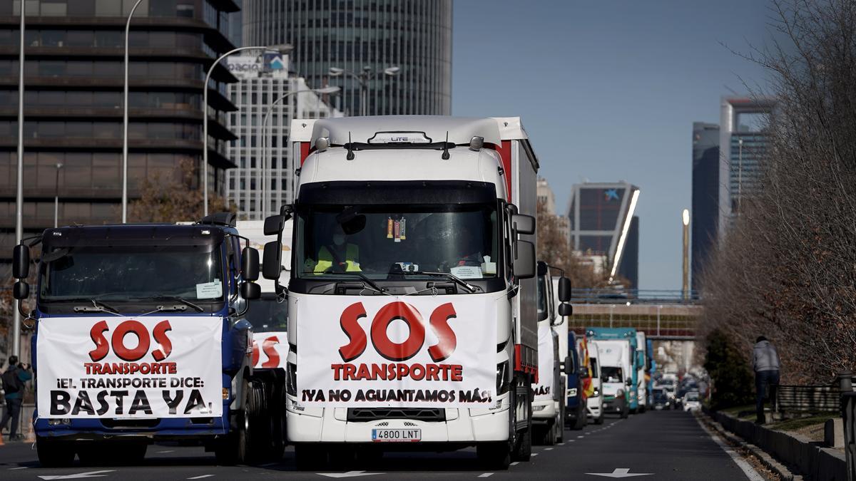 Marcha lenta de camiones y furgonetas convocada por la asociación de la CETM en Madrid, frente al ministerio de Fomento. FOTO JOSÉ LUIS ROCA