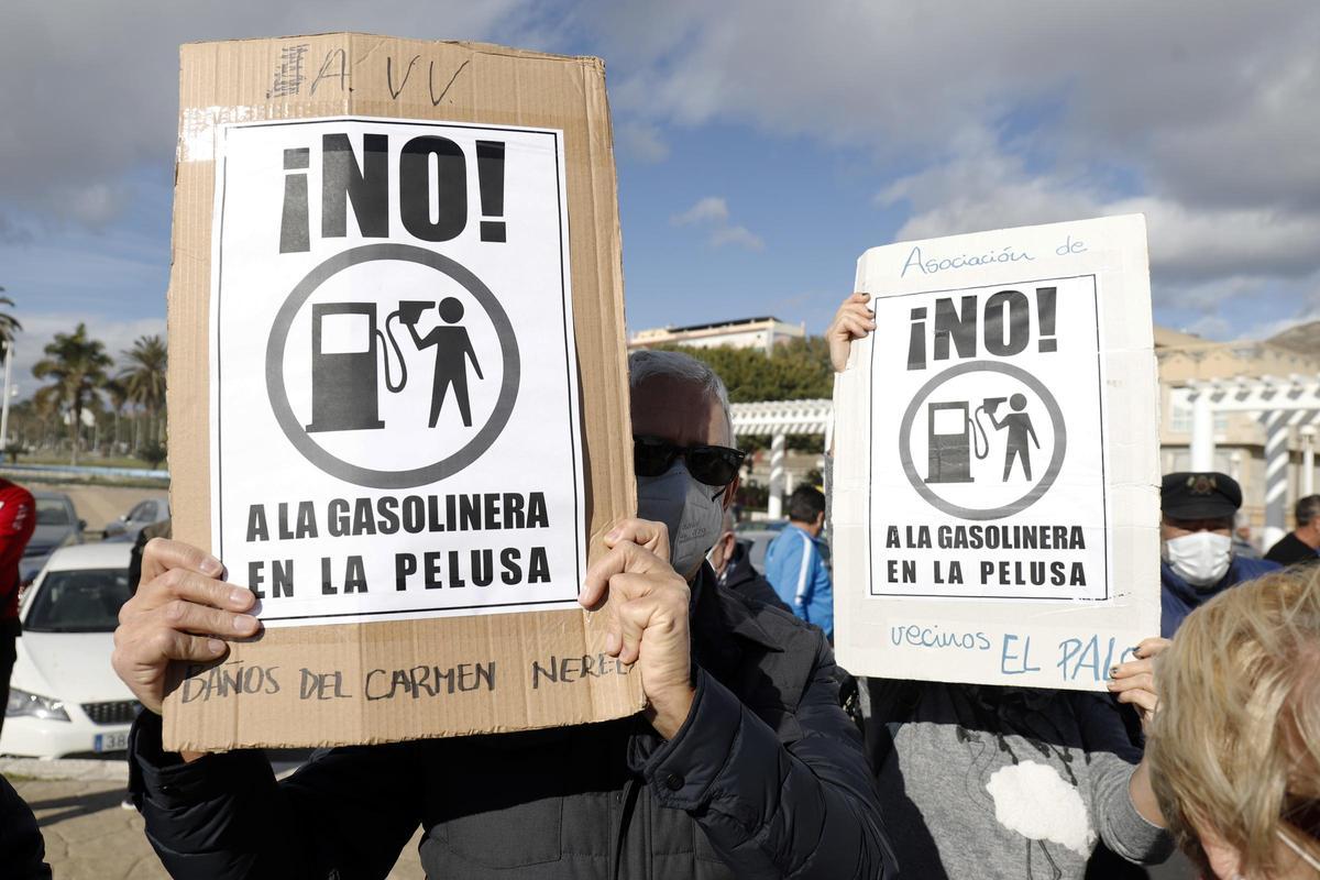 Concentración convocada por seis asociaciones del Distrito Este de Málaga, contra la instalación de una gasolinera en La Pelusa.