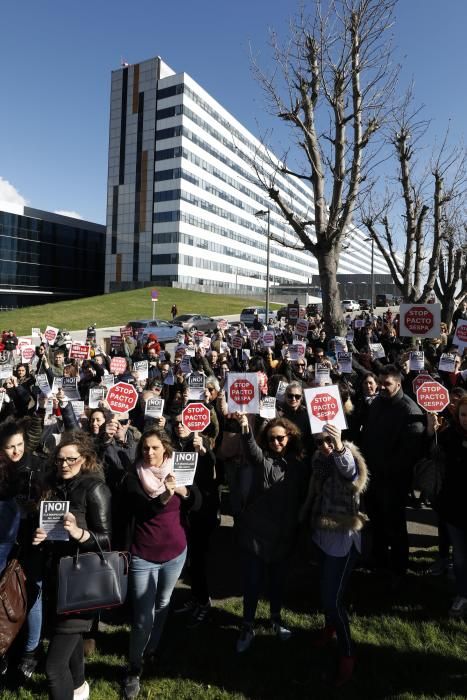 Protestas contra el SESPA ante el HUCA