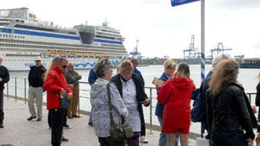 Un grupo de cruceristas, saliendo del puerto de La Luz. i SANTI BLANCO