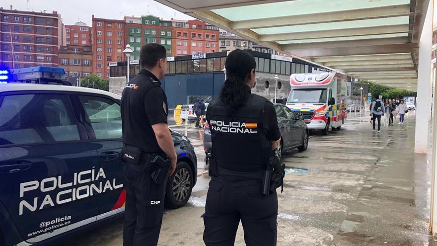 Rescatan a un joven de 20 años de caer al mar en el espigón de Talasoponiente, en Gijón