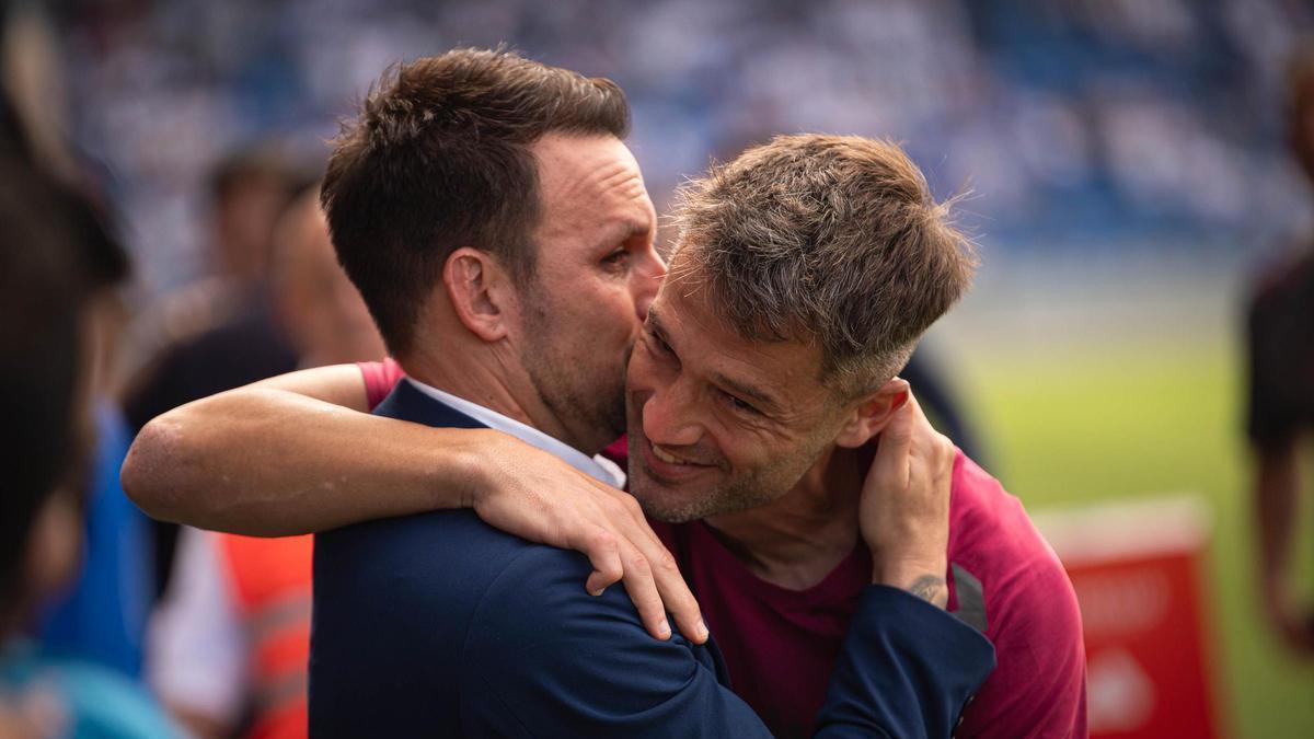 Ayoze García, besando a Aitor Sanz antes de las celebraciones.