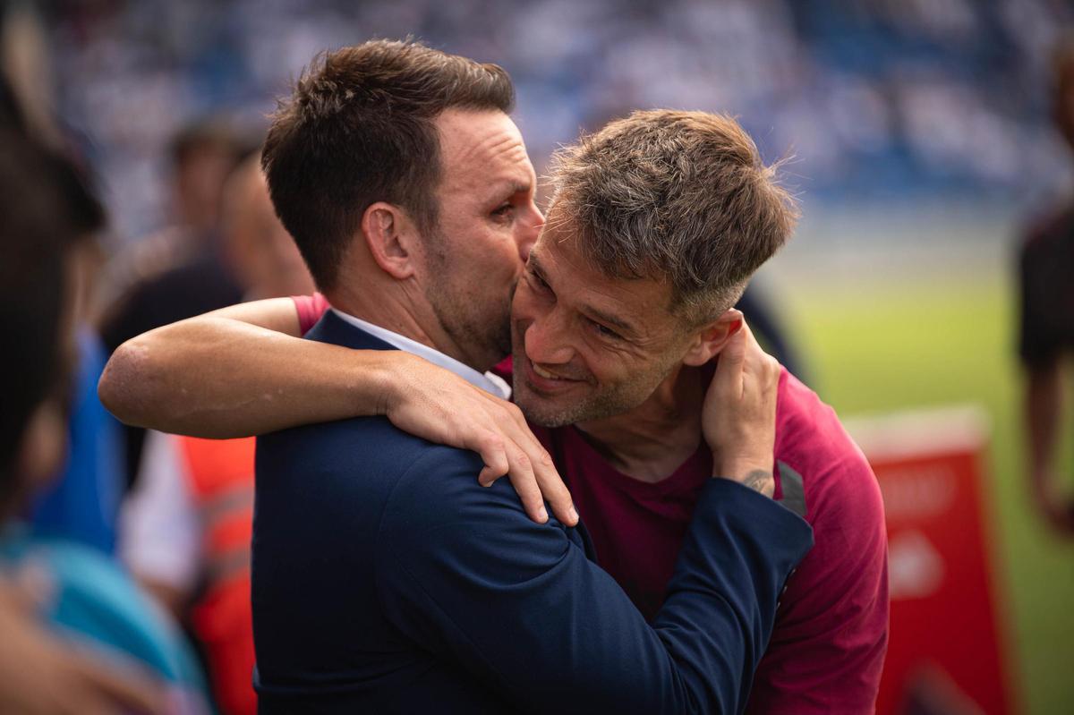 Ayoze García, besando a Aitor Sanz antes de las celebraciones.