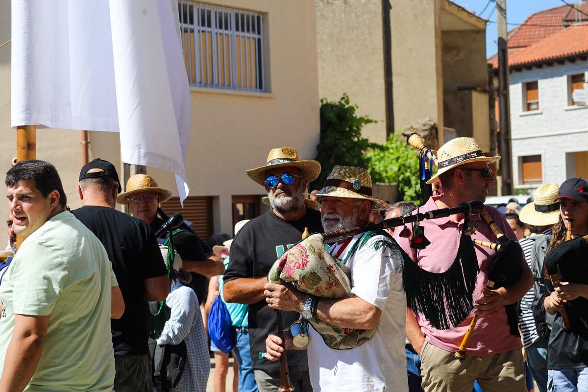 Los pendones de Fariza custodian a la Virgen del Castillo en la vuelta a su morada