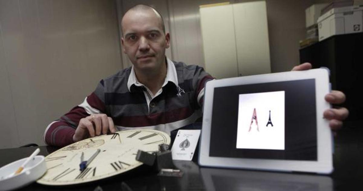 García de Marina, ayer, con algunos de los objetos que incluye en sus fotografías.