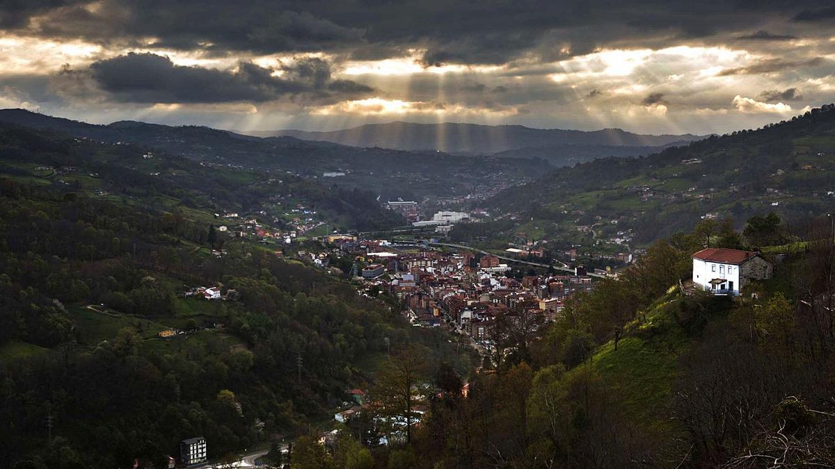 Vista panorámica  de la localidad de  El Entrego. | Miki López