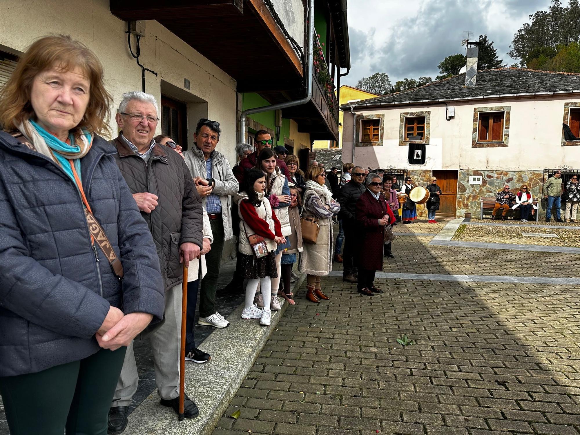 El "especial" domingo de Pascua de Piantón (Vegadeo), el pueblo que mantiene viva una tradición del siglo XVII