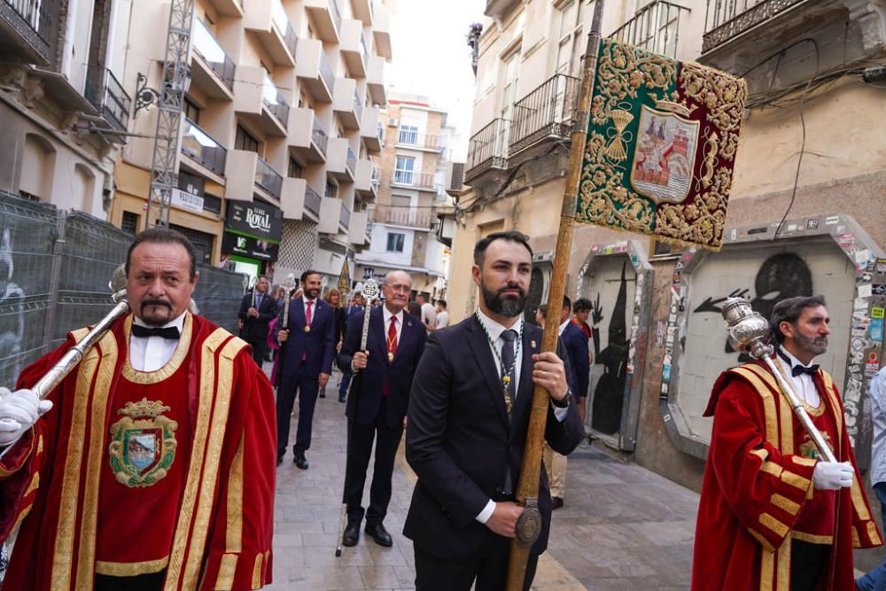 El trono con ambas imágenes ha salido del interior de la iglesia de los Mártires al ritmo de malagueñas y verdiales.