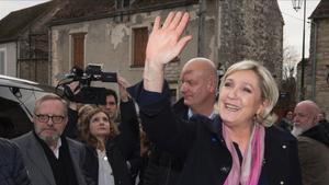 Marine Le Pen, en una visita electoral a la localidad de Le Vaudoue.