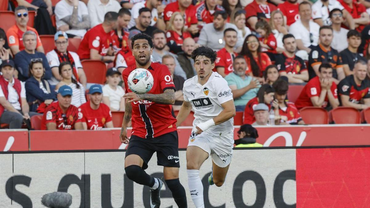 PALMA, 21/04/2026.- El centrocampista del Mallorca Omar Mascarell (i) disputa un balón ante el centrocampista del Valencia Diego López durante el partido de la jornada 33 de LaLiga EA Sports entre el Real Mallorca y el Valencia, este martes en el estadio de Son Moix.- EFE/ Cati Cladera
