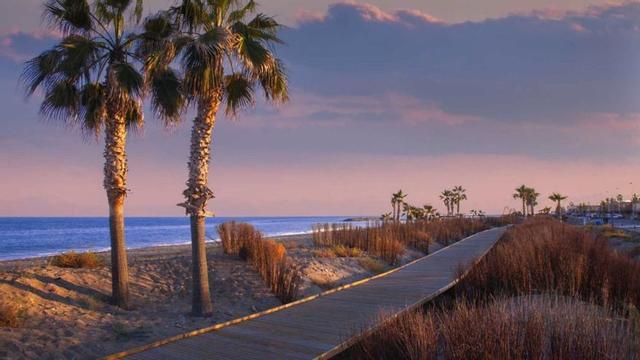 La playa de Benafelí cuenta con párking, zona infantil, área de deportes y un punto de accesibilidad para facilitar el baño a personas con movilidad reducida. | MEDITERRÁNEO