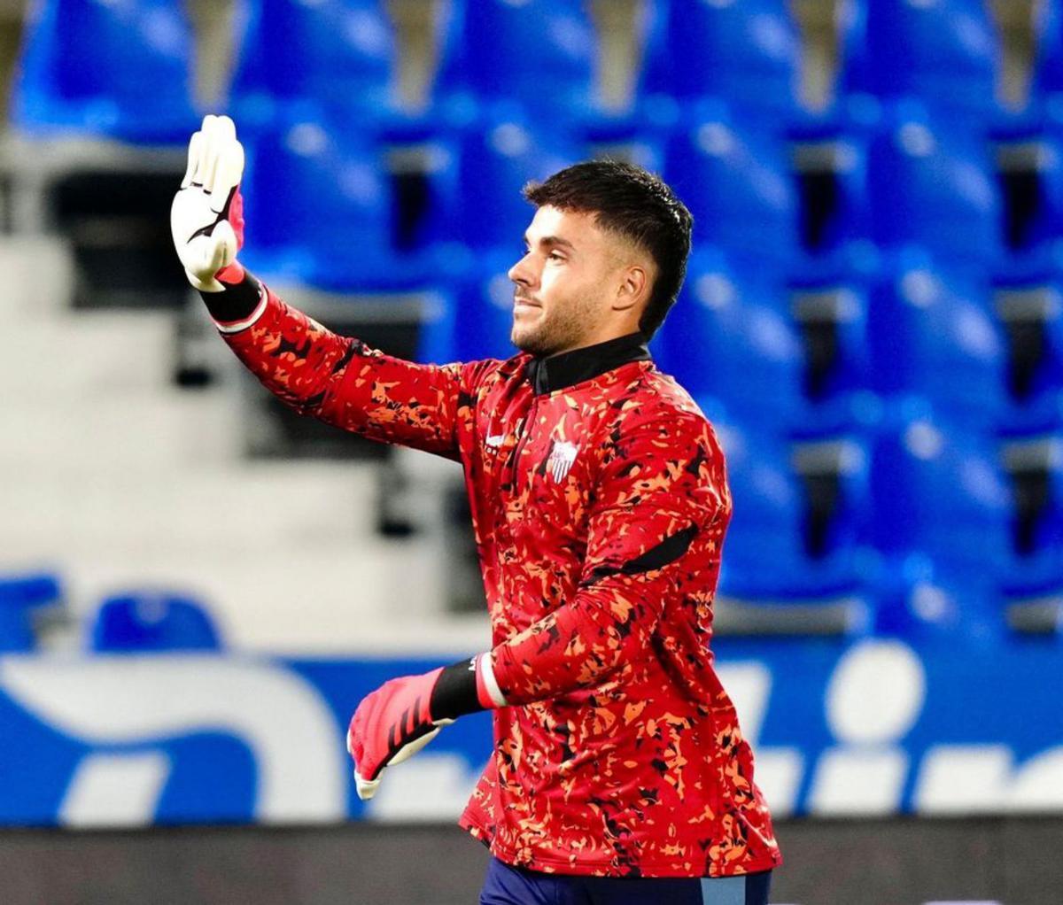 Álvaro Fernández saluda a la grada en un calentaniento. |  Sevilla CF