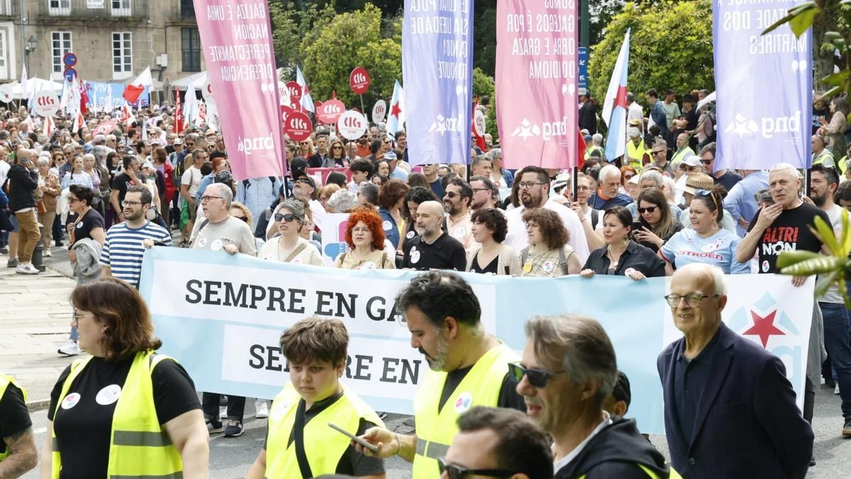 Miles de personas toman as rúas de Santiago en defensa do galego
