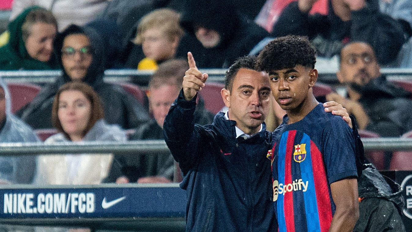 Xavi da las últimas instrucciones a Lamine Yamal antes de debutar con 15 años y 290 días con el Barça.