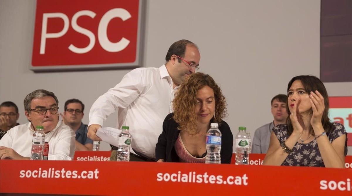 Miquel Iceta, detrás de Àngel Ros, Meritxell Batet y Núria Parlon, en una reunión del consejo nacional del PSC.