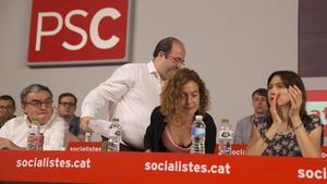 Miquel Iceta, detrás de Àngel Ros, Meritxell Batet y Núria Parlon, en una reunión del consejo nacional del PSC.