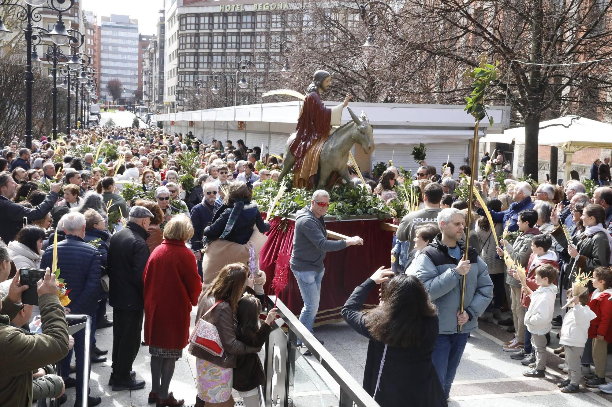 EN IMÁGENES: Gijón procesiona para celebrar el Domingo de Ramos