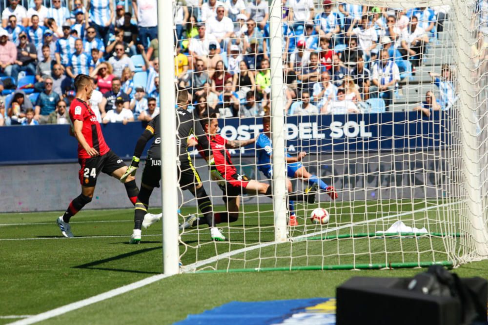 Un tanto de Leo Suárez a cinco minutos del final le da la victoria y los tres puntos al RCD Mallorca en su visita a La Rosaleda, en un duelo de aspirantes al ascenso a Primera División que comenzaban la jornada empatados a puntos.