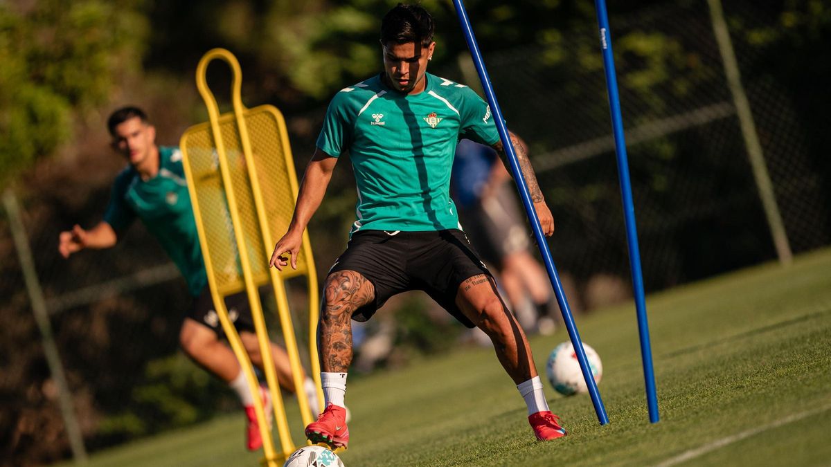 Cucho Hernández atiende a los medios del Betis en la concentración de la pretemporada en Almancil