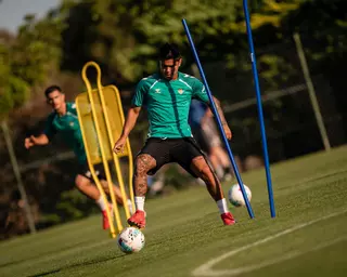 Cucho Hernández atiende a los medios del Betis en la concentración de la pretemporada en Almancil