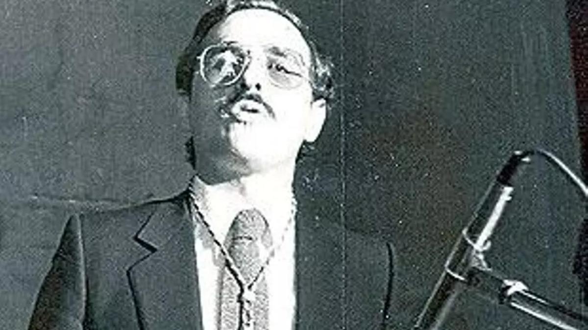 Imagen que recoge el momento en que Xerardo Estévez tomaba posesión de la alcaldía de Santiago, en 1983