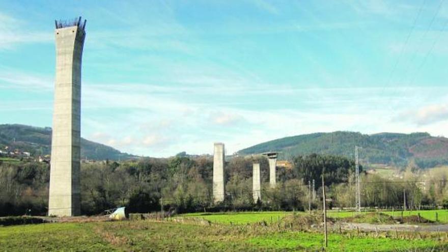 Pilares del viaducto que comunicará Doriga con Cornellana, sin rastro de las grúas, que se desmontaron en su totalidad a finales del pasado año.