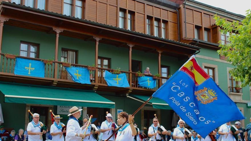 El Carmín de los campeones: así suben los romeros hacia La Sobatiella