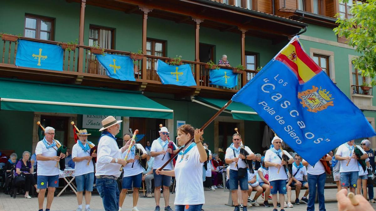 El Carmín de los campeones: así suben los romeros hacia La Sobatiella