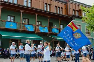 Arranca la romería de Asturias: el desfile del Carmín de los campeones sube hacia La Sobatiella