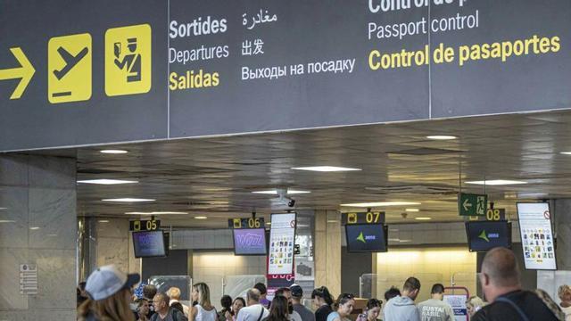 Control policial a la T2 de l’aeroport del Prat  | MANU MITRU