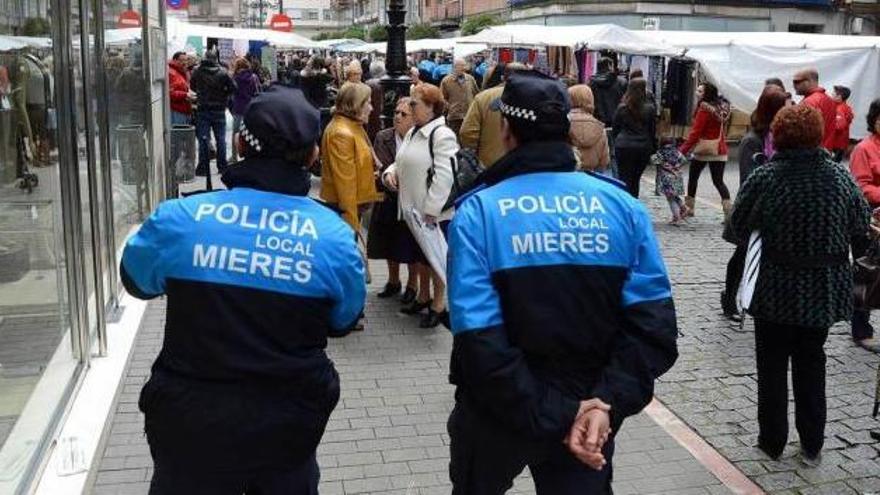 Detenido un riosano en Mieres por &quot;embestir&quot; una terraza con su coche cuando triplicaba la tasa de alcohol