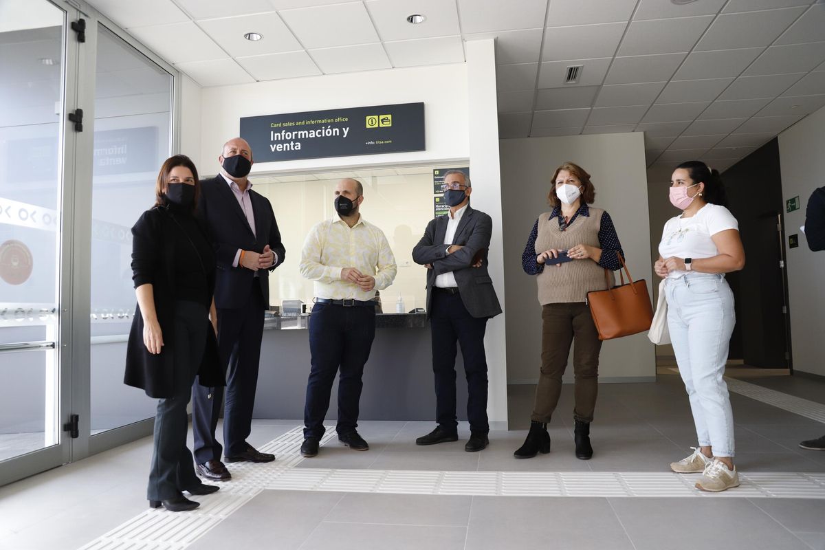 Autoridades insulares y municipales en la presentación de la renovadaestación de guaguas de Buenavista del Norte