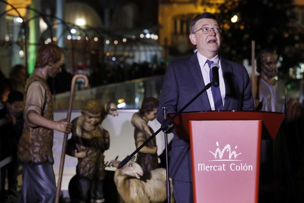 Primer día del árbol de Navidad, pista de patinaje sobre hielo y el tiovivo del ayuntamiento