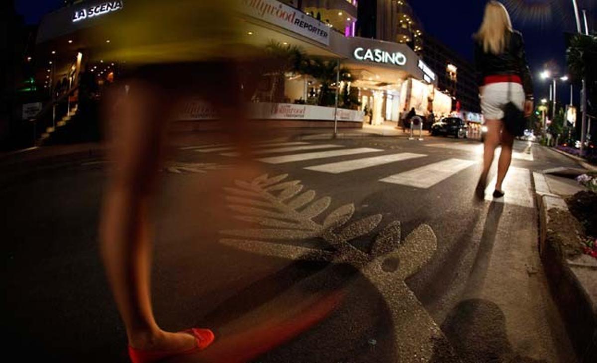 Diverses persones caminen a la Croisette abans del començament de la 64 edició del Festival de Cine de Cannes.
