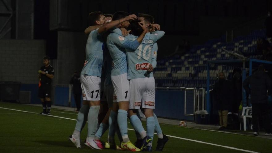 Jugadores del Ciudad de Lucena celebran uno de los goles ante el Córdoba CF B.