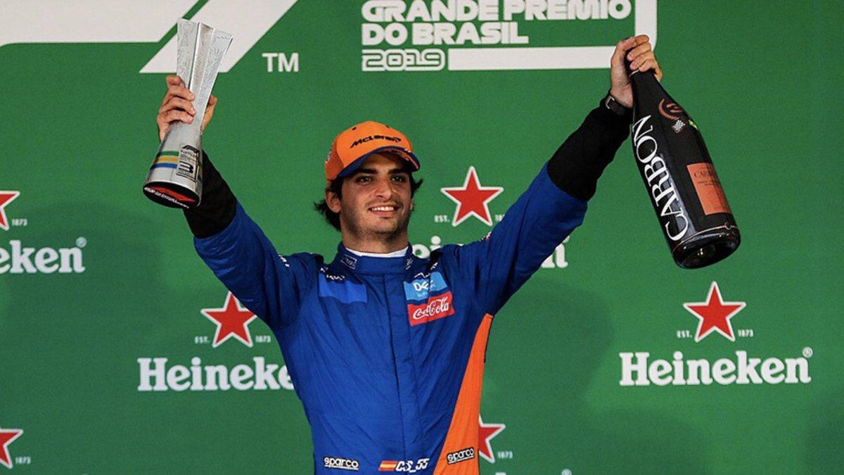 Carlos Sainz, en un improvisado podio