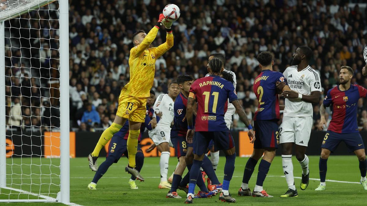 Peña detiene un centro en el Real Madrid - FC Barcelona.