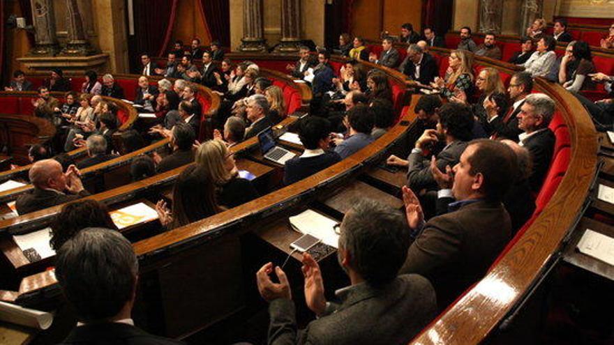 Els diputats del Parlament aplaudeixen a l&#039;hemicicle