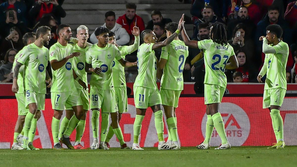 Los jugadores del Barça celebran el primer gol marcado en Son Moix.