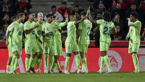 Los jugadores del Barça celebran el primer gol marcado en Son Moix.