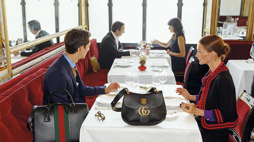 Dos bolsos de Gucci se rifan el protagonismo de una mesa.