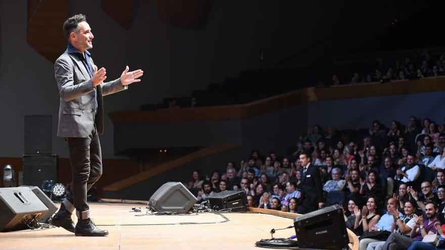 Jorge Drexler se arrodilla entre ovaciones en A Coruña