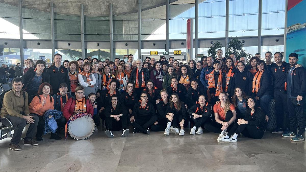 Los aficionados, junto a las jugadoras del Valencia BC. Todos en busca de un objetivo común, seguir haciendo historia en la Euroliga