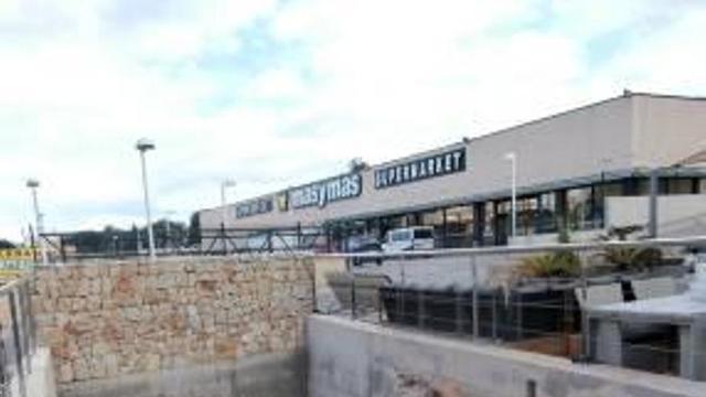El cauce quedó bajo el aparcamiento del supermercado.