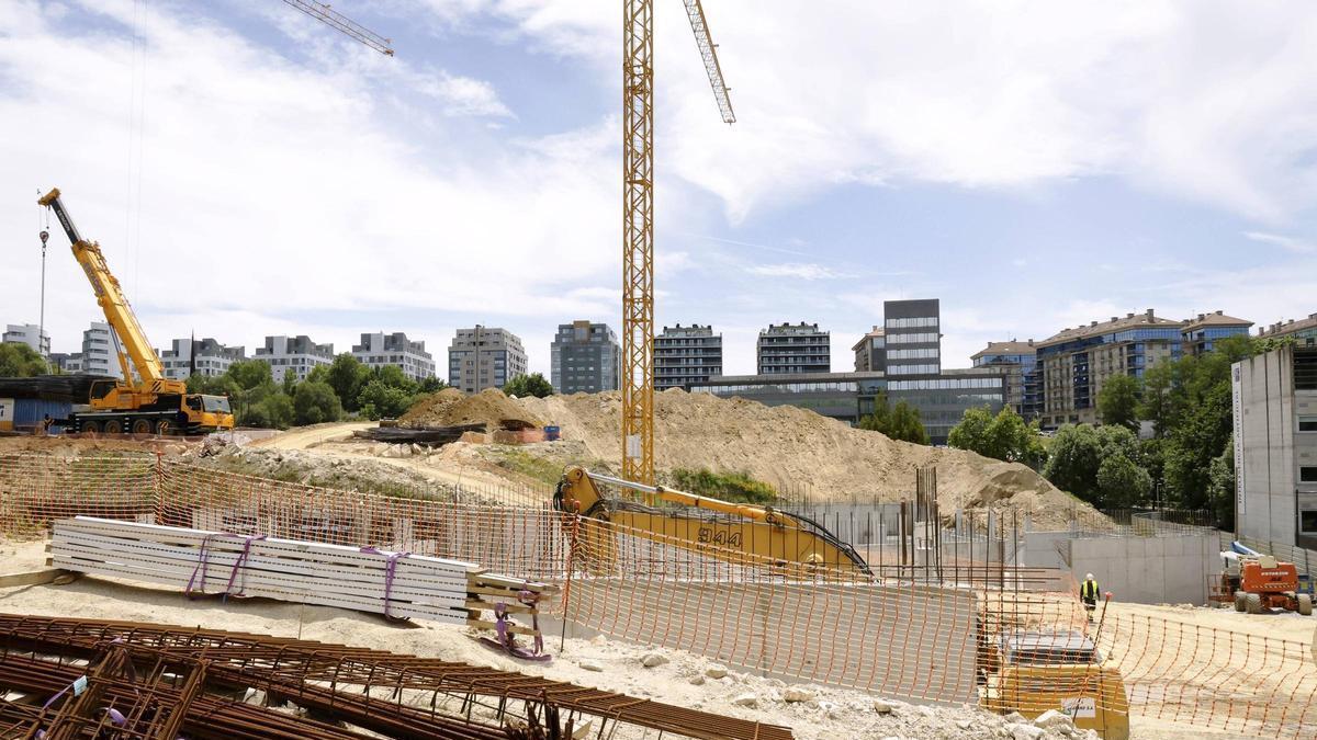 Maquinaria e materiais para a construción da nova Facultade de Farmacia da USC, integrada no complexo Ciencias da Saúde do Campus Sur.