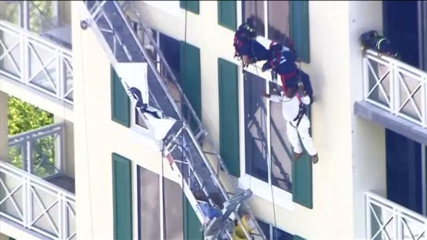 Rescatan a un trabajador que quedó colgado de la fachada de un edificio