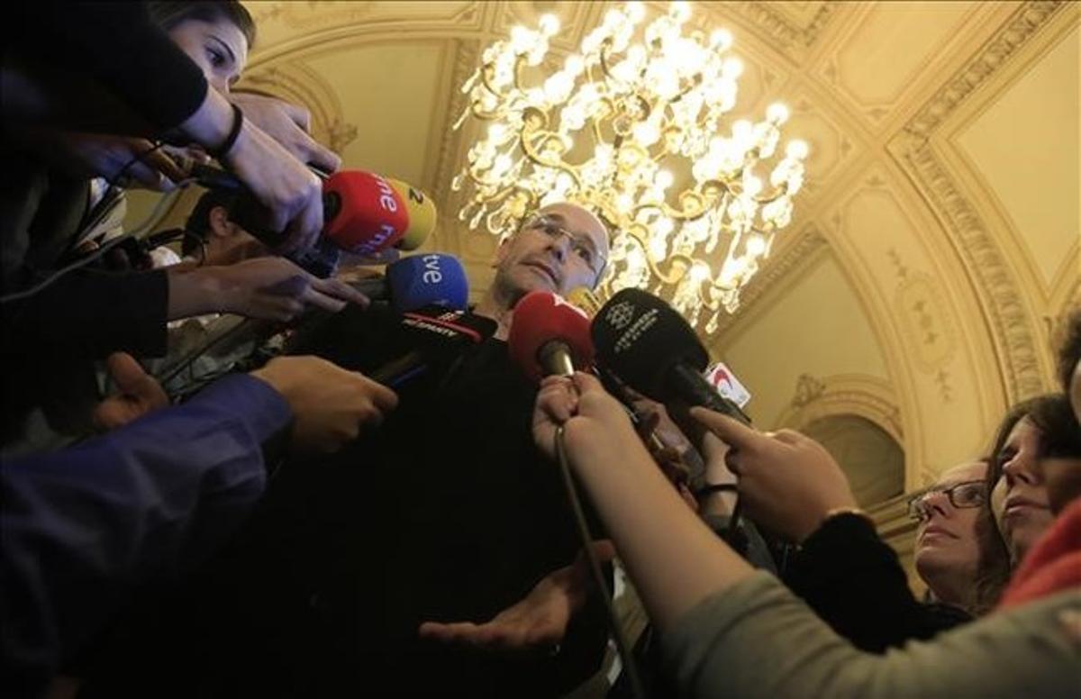 El diputado de Junts pel Sí Raül Romeva atiende a la prensa, este lunes en el Parlament.