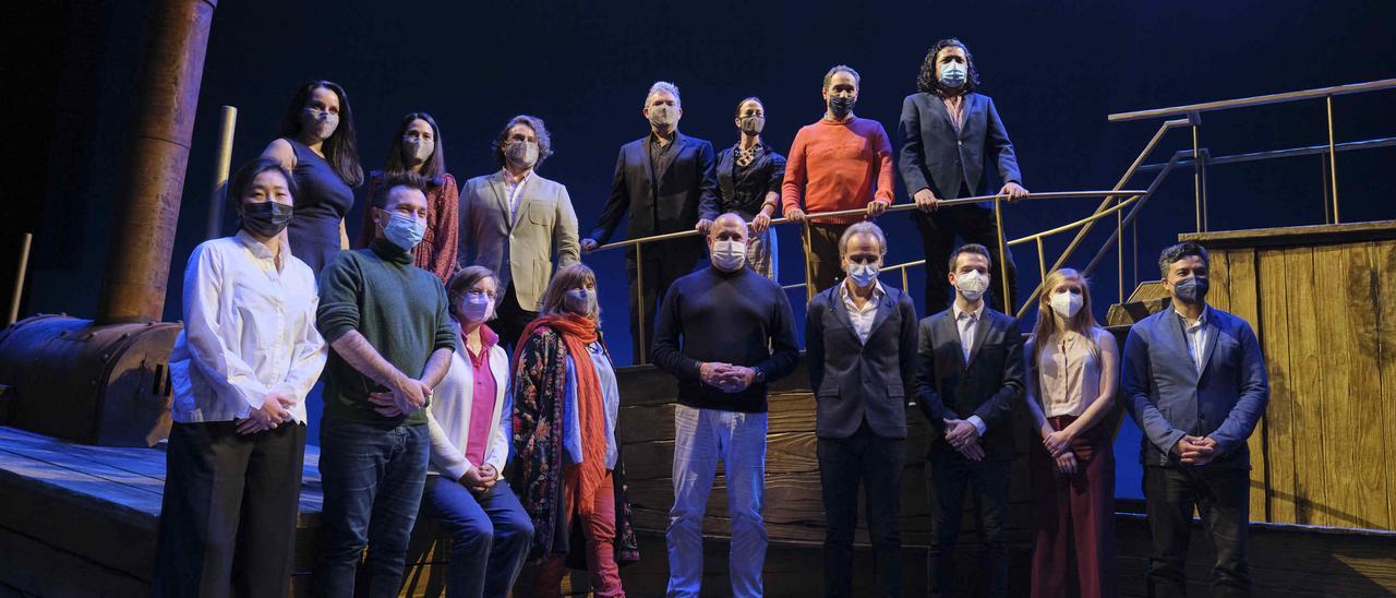 Foto de familia del equipo de la ópera en el escenario de la Sala Sinfónica.